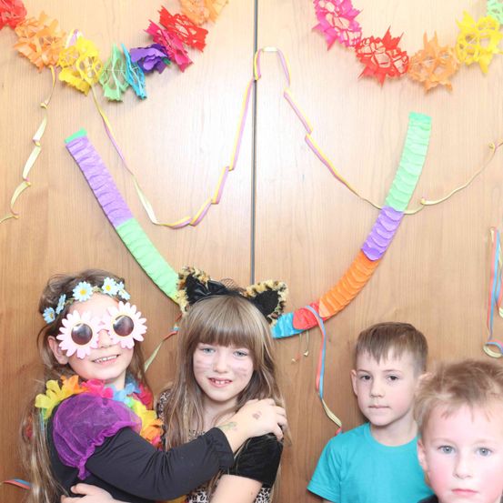 Bild enthält, People, Person, Photography, Portrait, Accessories, Child, Female, Girl, Flower Arrangement, Boy