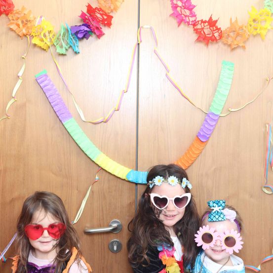 Bild enthält, Accessories, Sunglasses, Glasses, Flower Arrangement, Person, Portrait, People, Child, Female, Girl