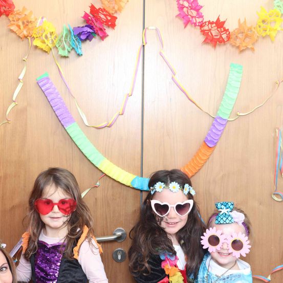 Bild enthält, Accessories, Sunglasses, People, Person, Flower Arrangement, Portrait, Child, Female, Girl, Glasses
