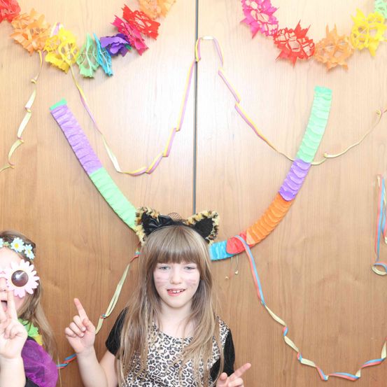 Bild enthält, Flower, Flower Arrangement, Accessories, Face, Person, Portrait, Child, Female, Girl, People