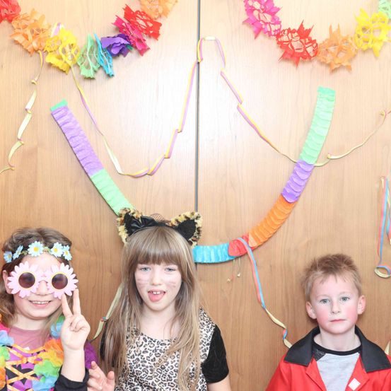 Bild enthält, Person, Photography, Portrait, People, Accessories, Flower Arrangement, Child, Female, Girl, Glasses