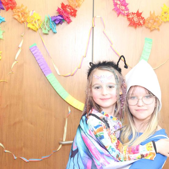 Bild enthält, Hat, Person, Photography, Portrait, People, Costume, Glasses, Flower Arrangement, Child, Girl