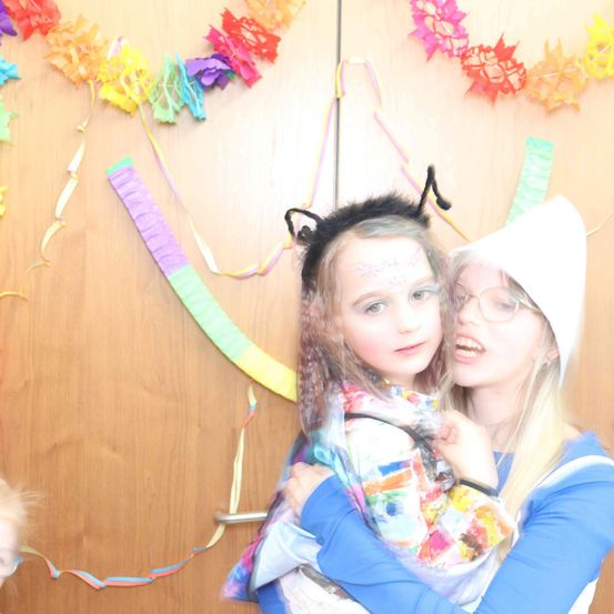 Bild enthält, Person, Photography, Portrait, Flower Arrangement, People, Costume, Accessories, Child, Female, Girl