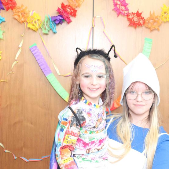 Bild enthält, Person, Photography, Portrait, Costume, People, Hat, Flower Arrangement, Accessories, Child, Girl