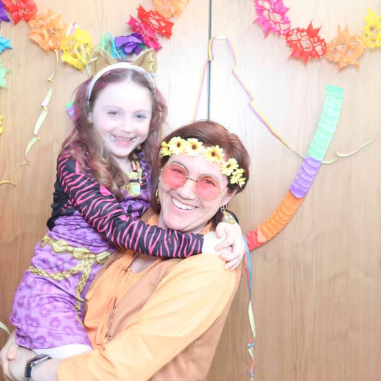 Bild enthält, Person, Photography, Portrait, Flower, Flower Arrangement, Accessories, Costume, Purple, Necklace, People