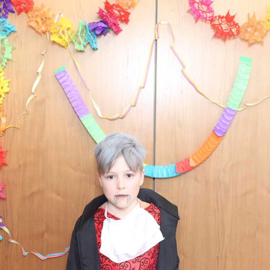 Bild enthält, Flower, Flower Arrangement, People, Person, Face, Portrait, Art, Necklace, Handicraft, Paper