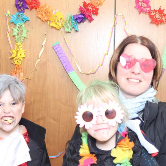 Bild enthält, Person, Photography, Portrait, Flower, Flower Arrangement, Accessories, Glasses, Sunglasses, People, Child