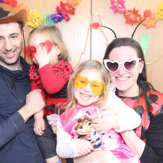 Bild enthält, People, Person, Sunglasses, Face, Portrait, Adult, Male, Man, Hat, Baby