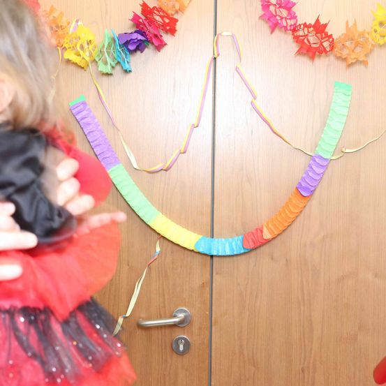 Bild enthält, Flower, Flower Arrangement, Child, Female, Girl, Person, Accessories, Necklace, Balloon, Photography