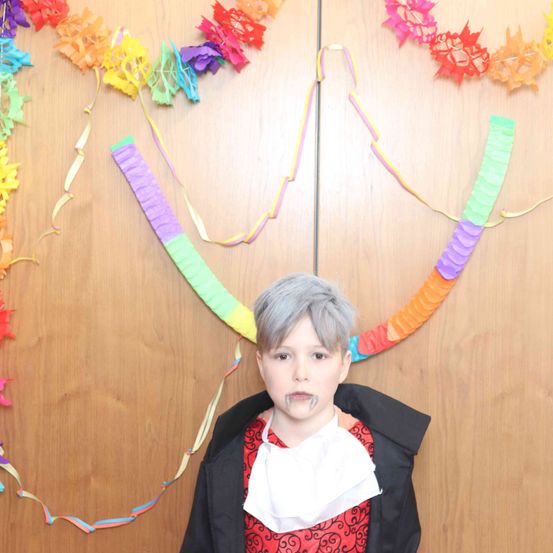 Bild enthält, Flower, Flower Arrangement, Person, Photography, Portrait, People, Accessories, Necklace, Art, Paper