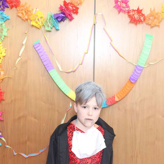 Bild enthält, Flower, Flower Arrangement, People, Person, Boy, Child, Male, Face, Portrait, Art