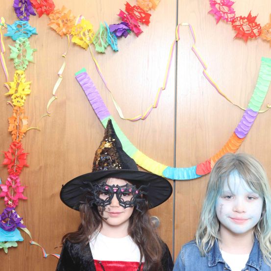 Bild enthält, Hat, Face, Person, Portrait, People, Glasses, Adult, Female, Woman, Costume