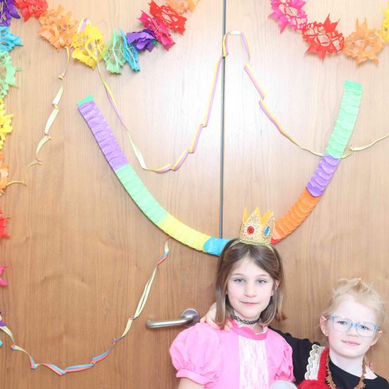 Bild enthält, People, Person, Face, Portrait, Flower Arrangement, Child, Female, Girl, Accessories, Glasses