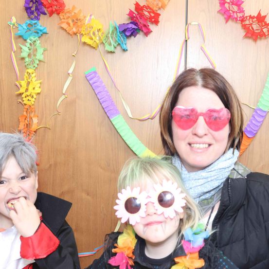 Bild enthält, Accessories, Sunglasses, Person, Photography, Portrait, Glasses, People, Jacket, Child, Girl