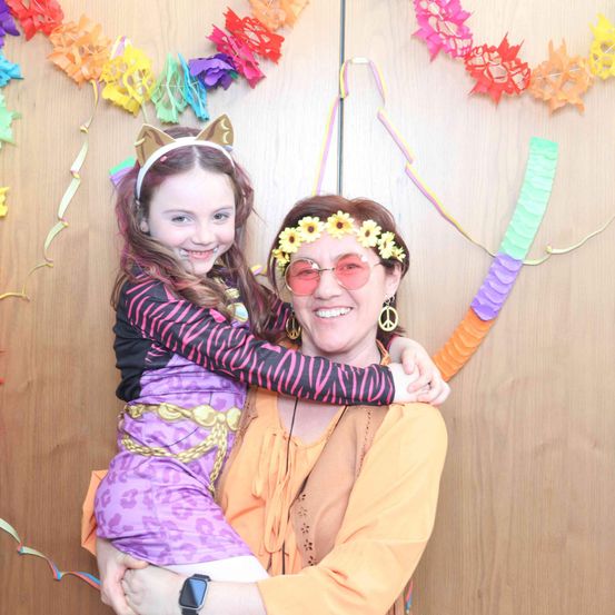 Bild enthält, Person, Photography, Portrait, Accessories, Glasses, Flower Arrangement, Costume, People, Purple, Hat