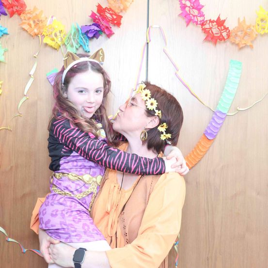 Bild enthält, Flower, Flower Arrangement, Person, Photography, Portrait, Accessories, Purple, People, Ornament, Necklace