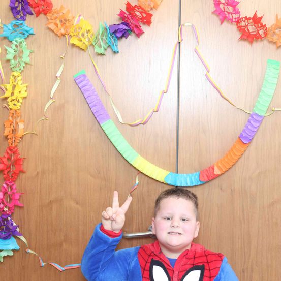 Bild enthält, Interior Design, Face, Person, Photography, Portrait, Boy, Child, Male, Necklace, Paper