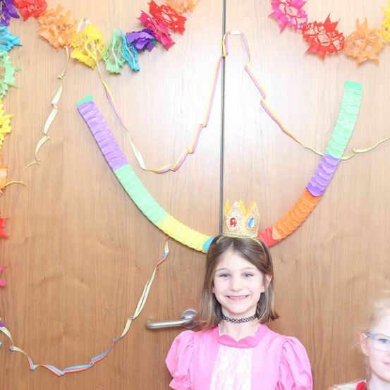 Bild enthält, People, Person, Portrait, Child, Female, Girl, Hat, Flower Arrangement, Accessories, Glasses