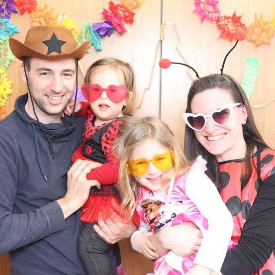 Bild enthält, Sunglasses, People, Person, Adult, Female, Woman, Male, Man, Baby, Child