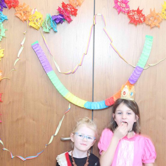 Bild enthält, Person, Photography, Portrait, People, Child, Female, Girl, Flower Arrangement, Accessories, Necklace