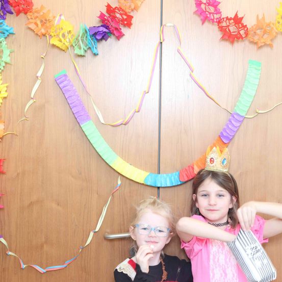 Bild enthält, Person, Photography, Portrait, People, Flower, Flower Arrangement, Child, Female, Girl, Glasses