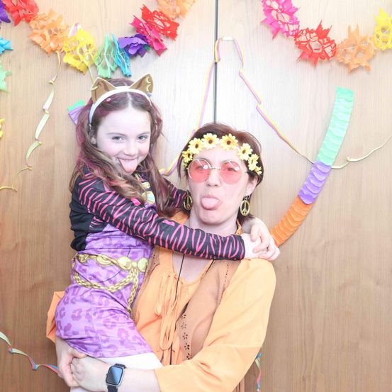 Bild enthält, Flower, Flower Arrangement, Accessories, Person, Photography, Portrait, Costume, Purple, Necklace, People