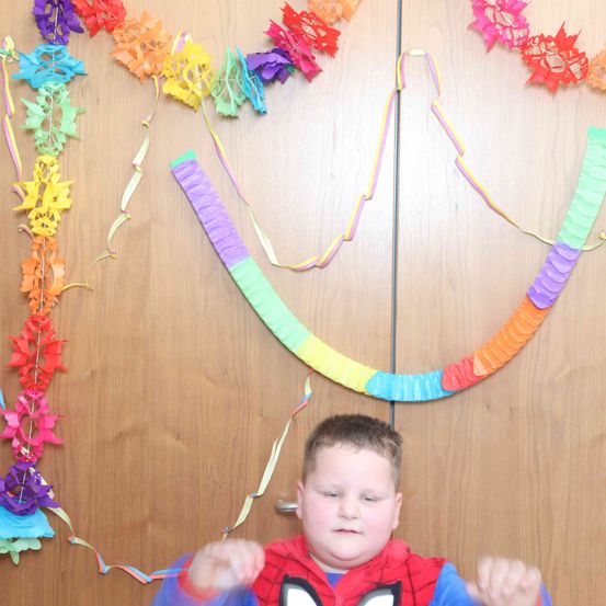 Bild enthält, Indoors, Interior Design, Person, Necklace, Face, Portrait, Balloon, Flower, Flower Arrangement, Paper