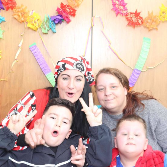 Bild enthält, Person, Photography, Portrait, People, Adult, Female, Woman, Hat, Finger, Accessories