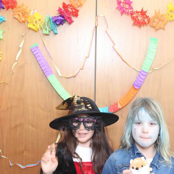 Bild enthält, Hat, Person, Photography, Portrait, Costume, Flower Arrangement, Child, Female, Girl, Woman