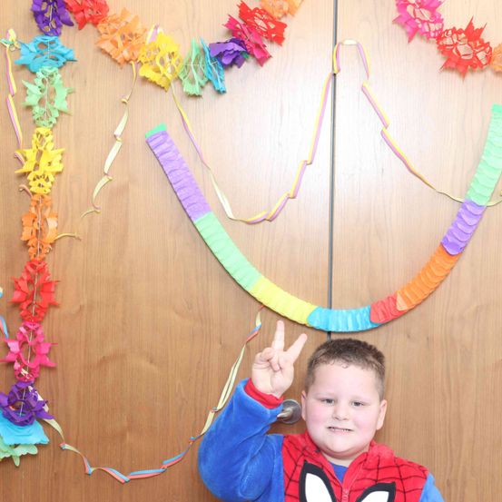 Bild enthält, Interior Design, Boy, Child, Male, Person, Face, Portrait, Necklace, Balloon, Art