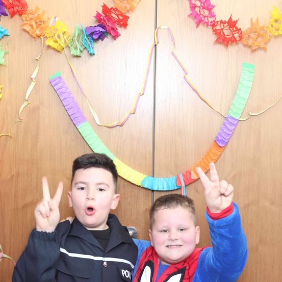 Bild enthält, Face, Head, Person, Photography, Portrait, People, Flower Arrangement, Necklace, Hat, Baby