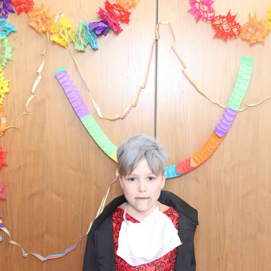 Bild enthält, Flower, Flower Arrangement, People, Person, Photography, Portrait, Accessories, Necklace, Art, Paper