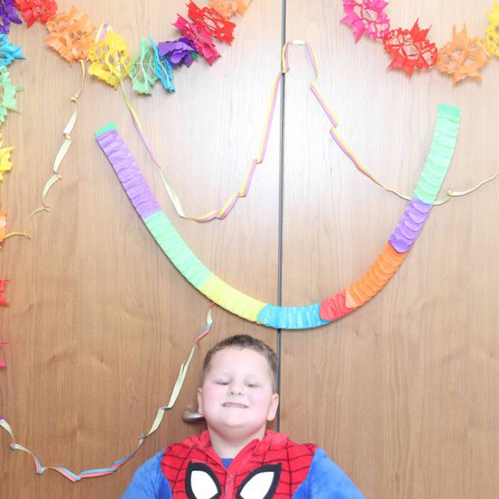 Bild enthält, Flower, Flower Arrangement, Person, Photography, Portrait, Accessories, Necklace, Boy, Child, Male
