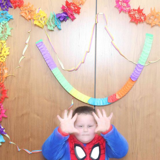 Bild enthält, Face, Person, Photography, Portrait, Flower, Flower Arrangement, Baby, Necklace, Art, Purple