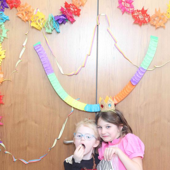 Bild enthält, Face, Person, Photography, Portrait, People, Child, Female, Girl, Flower Arrangement, Glasses