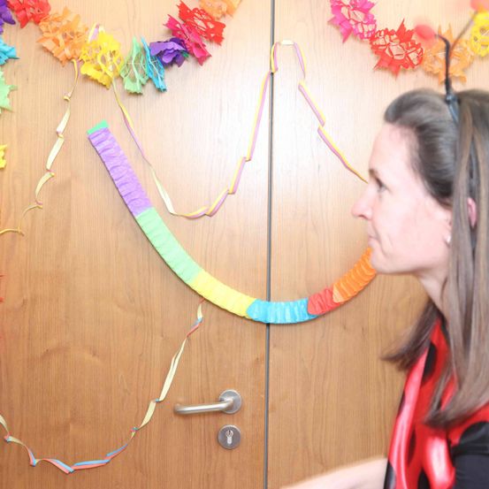 Bild enthält, Flower, Flower Arrangement, Female, Girl, Person, Teen, Accessories, Paper, Necklace, Face