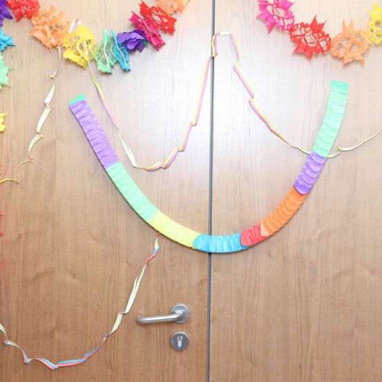 Bild enthält, Flower, Flower Arrangement, Plant, Accessories, Ornament, Art, Handicraft, Jewelry, Necklace, Paper