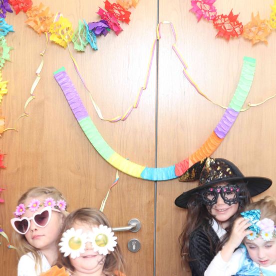 Bild enthält, Hat, Accessories, Sunglasses, Person, Photography, Portrait, Glasses, Flower Arrangement, People, Woman