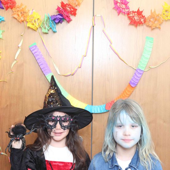 Bild enthält, Hat, People, Person, Face, Portrait, Costume, Accessories, Glasses, Adult, Woman