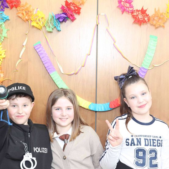 Bild enthält, Photography, Person, Portrait, People, Hat, T-Shirt, Accessories, Boy, Child, Male