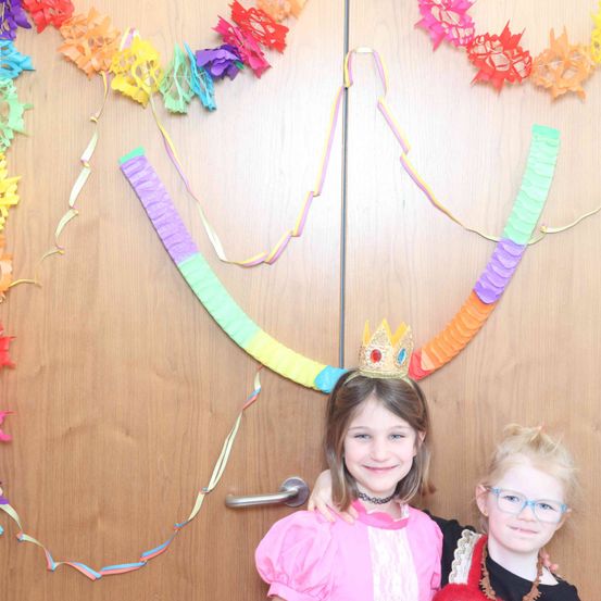 Bild enthält, Face, Person, Photography, Portrait, People, Flower Arrangement, Child, Female, Girl, Glasses