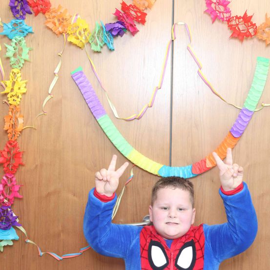 Bild enthält, Interior Design, Face, Head, Person, Photography, Portrait, Necklace, Boy, Child, Male