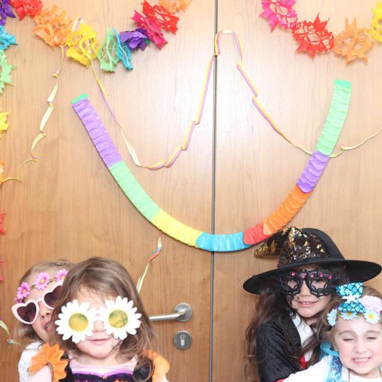 Bild enthält, Hat, Flower Arrangement, Accessories, Sunglasses, Person, Portrait, Adult, Female, Woman, Child