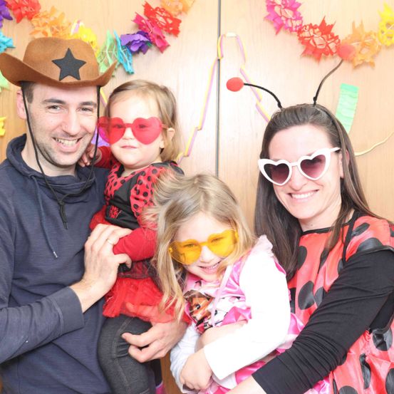 Bild enthält, People, Person, Sunglasses, Hat, Photography, Portrait, Glasses, Adult, Male, Man