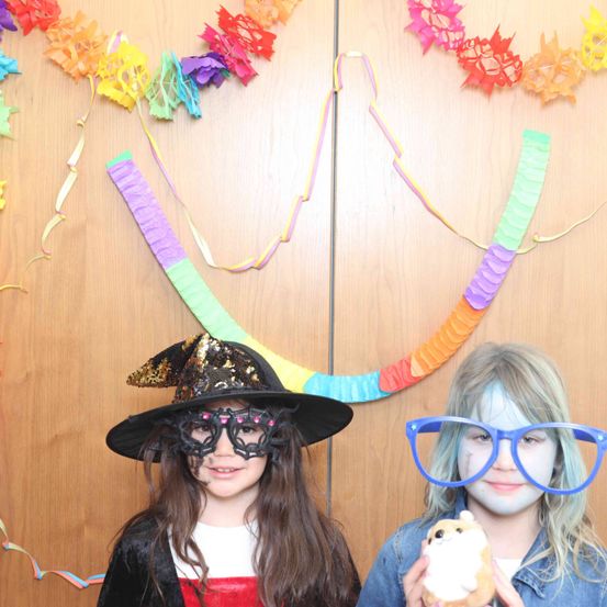 Bild enthält, Accessories, Glasses, Hat, Person, Photography, Portrait, Flower Arrangement, Adult, Female, Woman