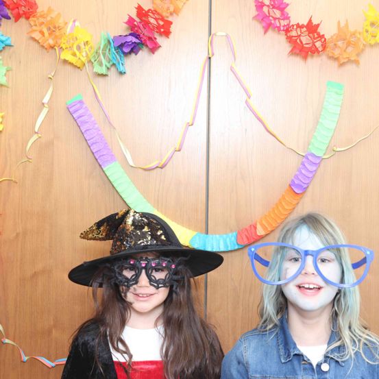 Bild enthält, Hat, Accessories, Glasses, Face, Person, Photography, Portrait, Costume, Flower, Flower Arrangement