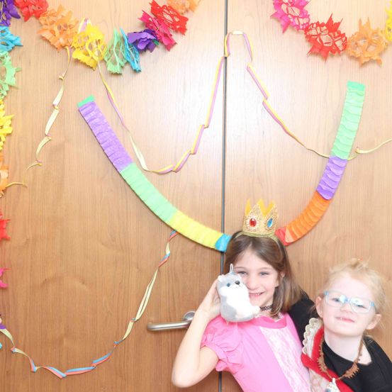 Bild enthält, Face, Person, Photography, Portrait, Child, Female, Girl, Flower Arrangement, People, Glasses