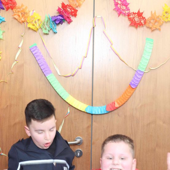 Bild enthält, Flower, Flower Arrangement, Person, Photography, Portrait, People, Accessories, Baby, Necklace, Balloon