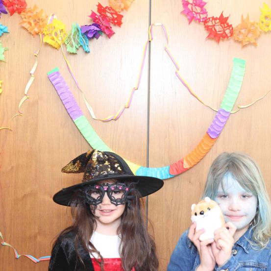 Bild enthält, Hat, Person, Photography, Portrait, Costume, Accessories, Glasses, Flower Arrangement, Child, Girl