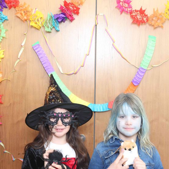 Bild enthält, Hat, Face, Person, Photography, Portrait, Costume, Child, Female, Girl, People